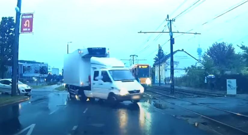 Feleslegesen udvariaskodott az Üllői úton, villamos elé kanyarodott a teherautó miatta - videó