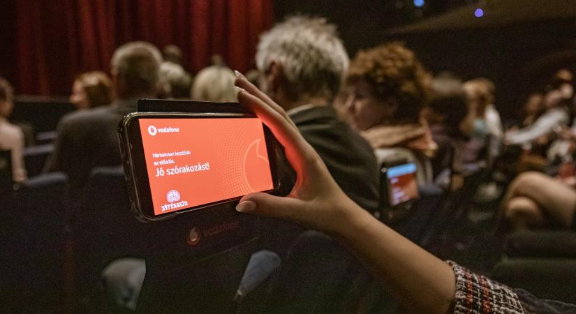 Színházi előadásokra varázsol feliratot a Vodafone