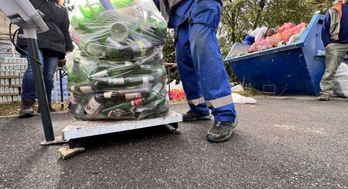 Tízezer doboz sört osztottak szét üveghulladékért cserébe Sepsiszentgyörgyön