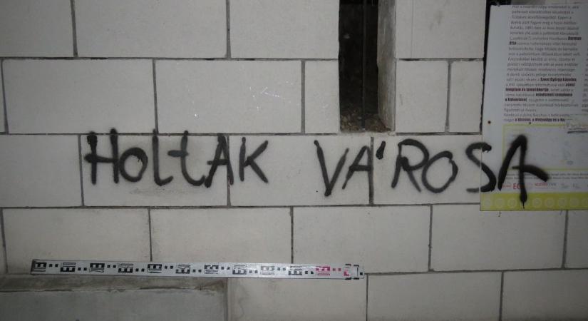 Rongálás Miskolcon: festővászonnak használták a város falait