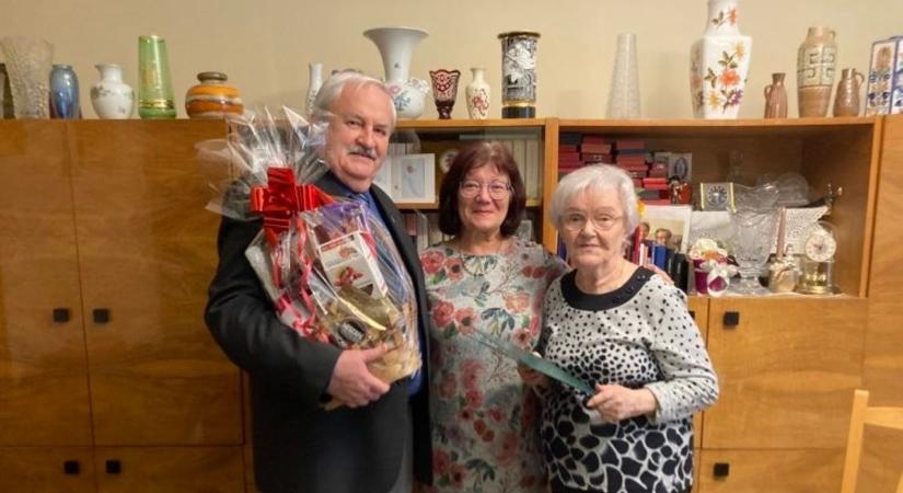 A tatabányai Móra-iskola egykori tanárát köszöntötték 90. születésnapján