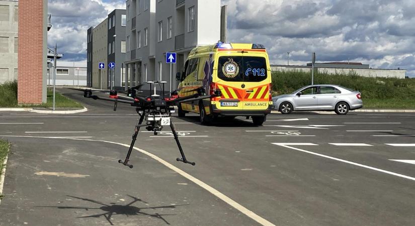 Magyar drón ügyel a mentősök biztonságára
