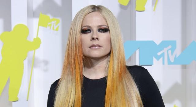 Aggódó rajongói szerint Avril Lavigne évek óta halott, és egy klón helyettesíti