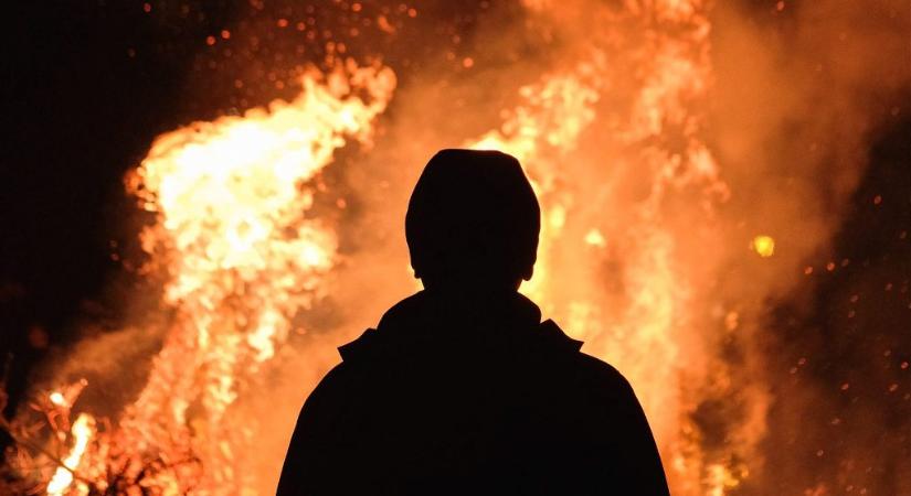 Lángok csaptak fel egy lengyel olajfinomítóban, két ember életét vesztette