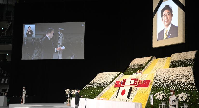 Tiltakozások közepette zajlott Abe Sindzó temetése
