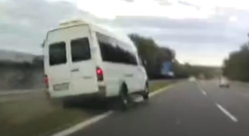 Tinédzserekkel teli buszt ért baleset az M7-esen vasárnap – videó
