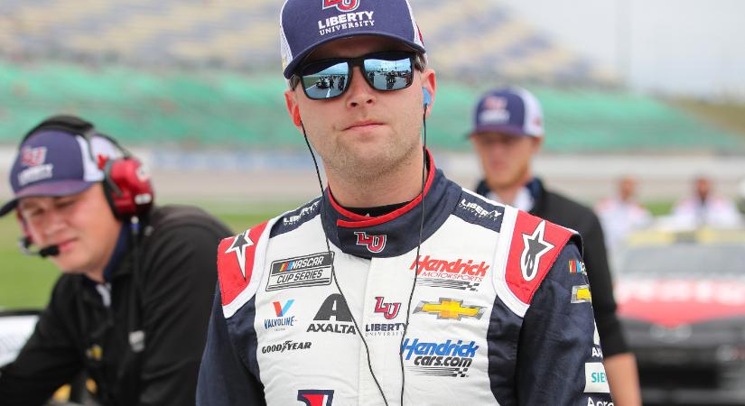 NASCAR: Súlyos büntetést kapott Byron, Gibbs nyilvánosan bocsánatot kért