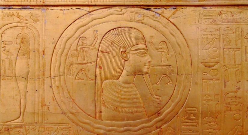 Elrejtett hieroglifák utalnak arra, hogy Tutanhamon sírkamrájában van egy ajtó Nefertiti sírjához
