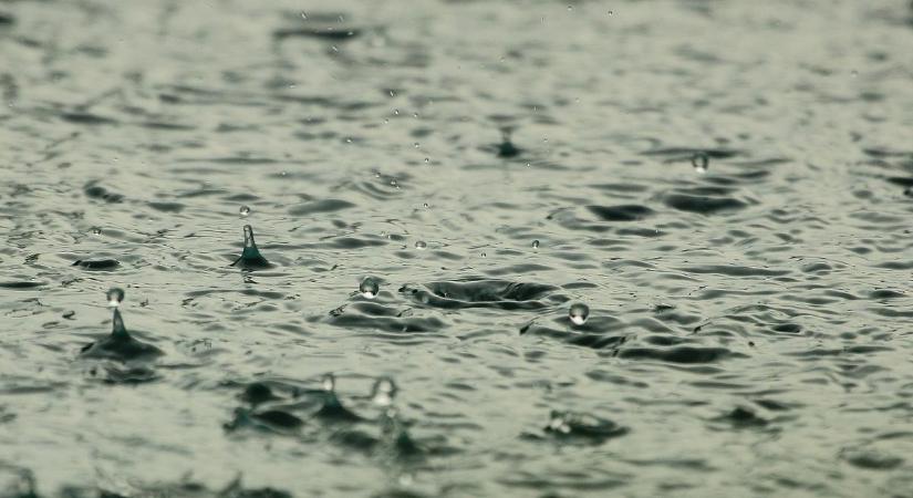 Időjárás: hiába süt ki a nap, ma sem ússzuk meg az esőt, továbbra is él az egész országra kiadott figyelmeztetés