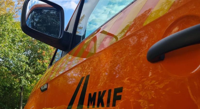 Új matricák tűnnek fel az M3-ason dolgozó narancssárga autókon