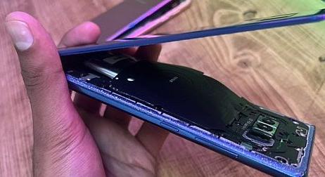 Nagy baj lehet a Samsung csúcstelefonjaival - felpuffadhat az akku bennük, szétfeszítve a mobilokat