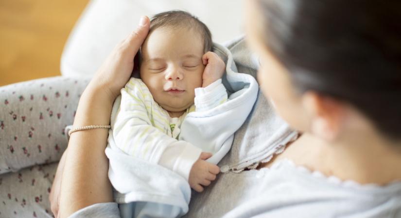 A séta-ülés módszer segíthet elaltatni a síró babát