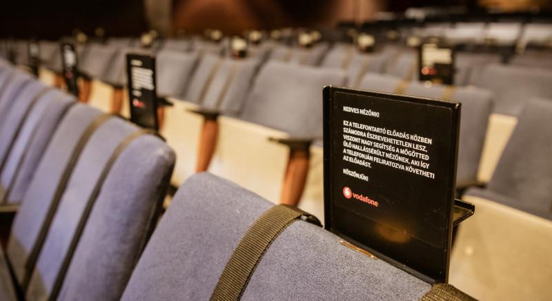 A Vodafone új technológiája hallássérült nézők számára teszi élvezhetőbbé a színházba járást