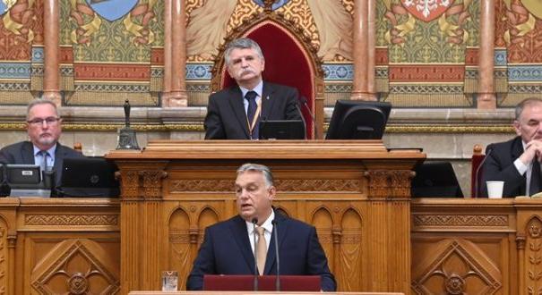 Rezeda: Orbán bábelőadása