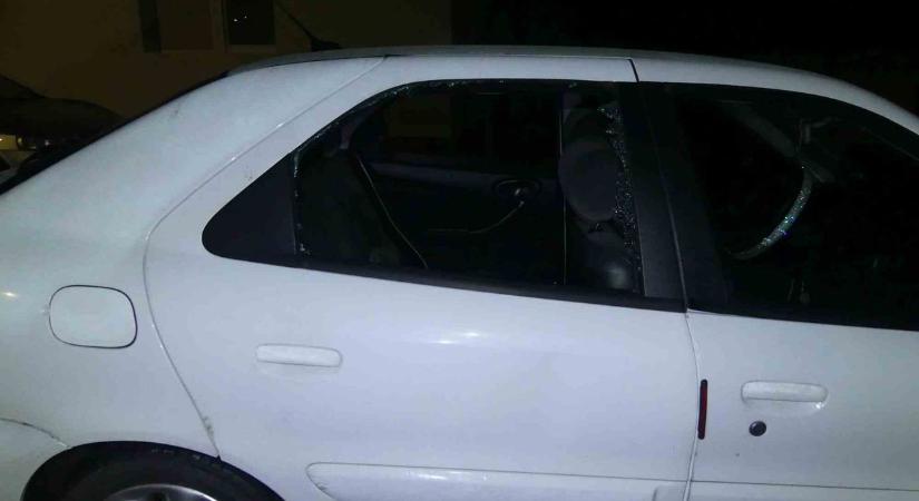 Ásóval ütötte ki egy személygépkocsi ablakát a keszthelyi férfi