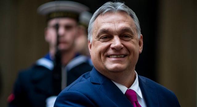 A nemzeti konzultáció Orbán újabb zsarolási próbálkozása, véli a svájci lap