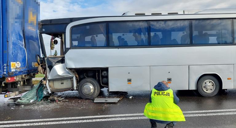 Gyerekeket szállító busz ütközött teherautóval Lengyelországban