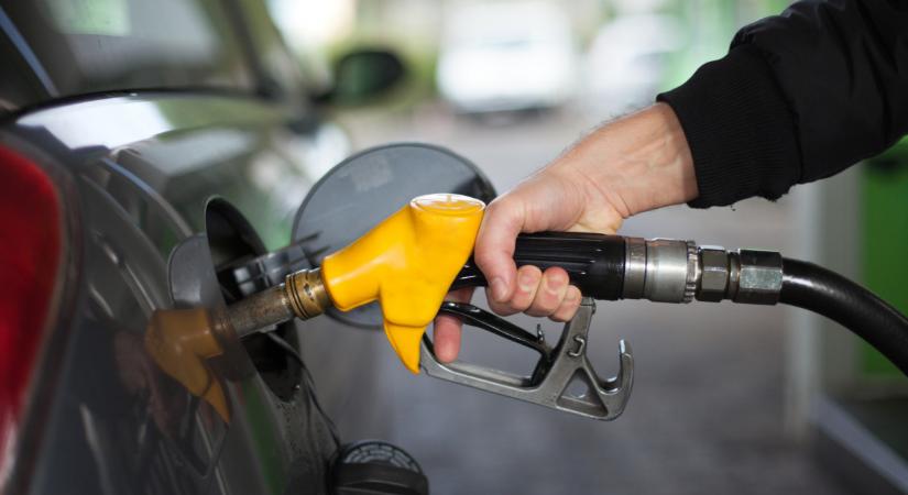Most érkezett a bejelentés: nagyot nézhetnek a benzinkutakon a magyar autósok péntektől