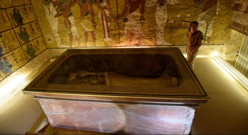 Elképesztő dolgot találtak Tutanhamon sírkamrájában