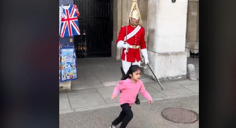 III. Károly király testőre ráordított egy kislányra, mert az útban volt – videó