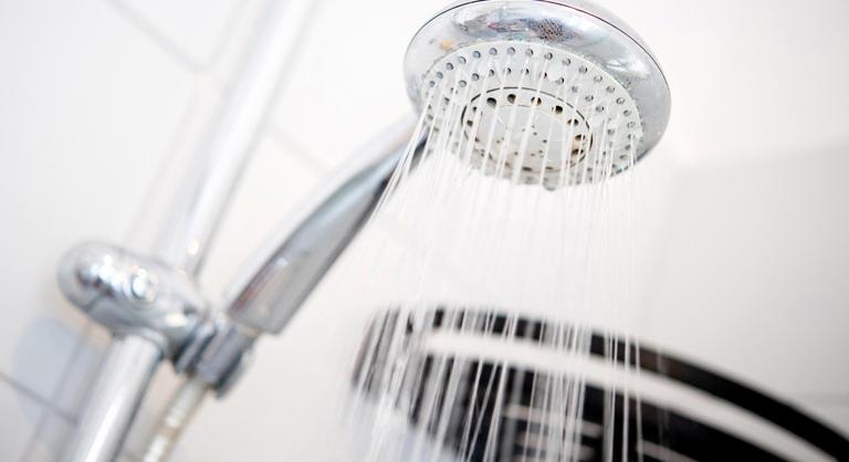 Egy uszoda otthoni zuhanyzásra ösztönzi az úszókat, hogy csökkentse a rezsiszámlát
