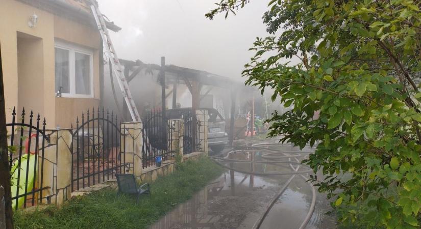 Kigyulladt egy nagybárkányi család háza, három város tűzoltói vonultak