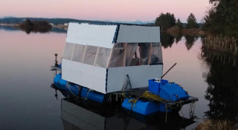 Megunta, hogy nem kap bérlakást, kukákból épített magának lakóhajót egy kanadai férfi