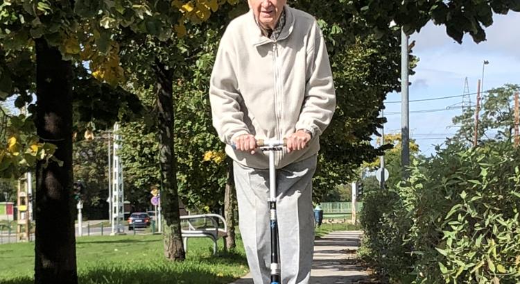 Gabi bácsi a rollerek lovagja: 79 évesen szeretett bele a hajtásba