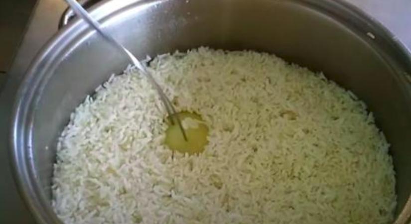 Itt a titok: ETTŐL lesz pergős és isteni finom a párolt rizs, soha többé nem lesz ragacsos!