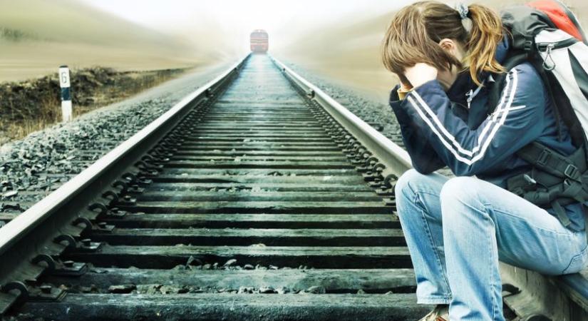Megszólalt a nagypapa: küzdenek, hogy ne legyen maradandó károsodása a kislánynak, aki a vonat elé lépett