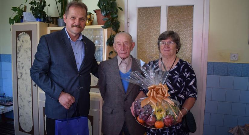 Kisújszállás legidősebb emberét köszöntötték 102. születésnapja alkalmából