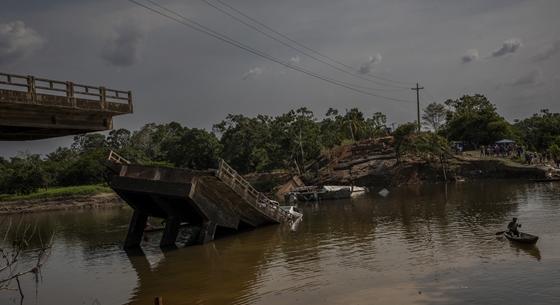 Összeomlott az autók alatt egy híd Brazíliában – fotók