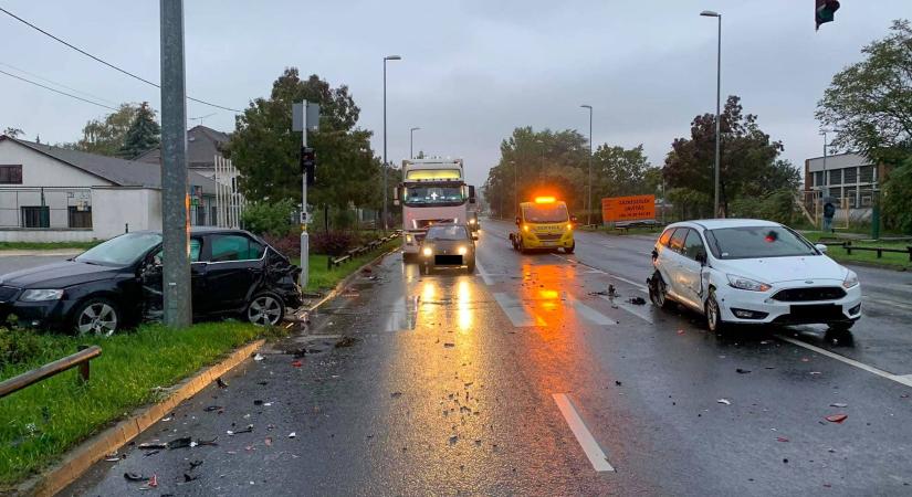 Döbbenetes: pár perc különbséggel két balesetet is okozott Budapesten ez a kamionos – Fotók