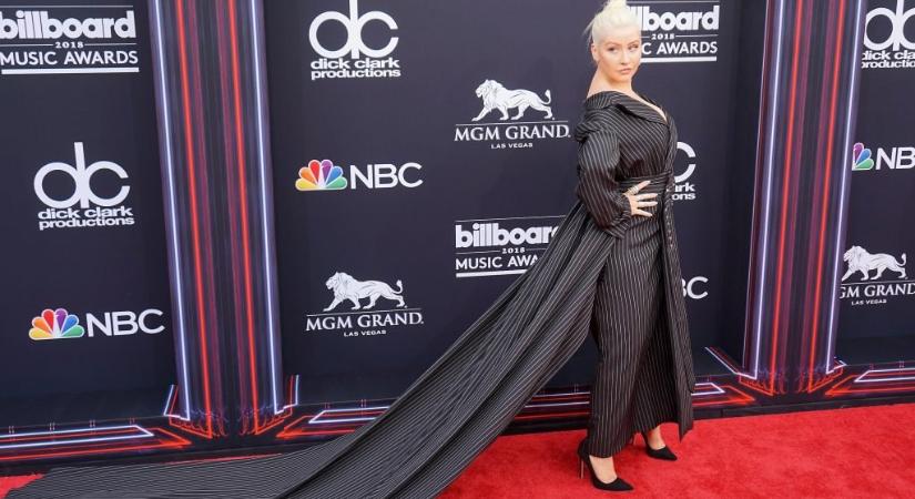 Őrület: Christina Aguilera óriási keblei forróbbak, mint a Nap (fotók)