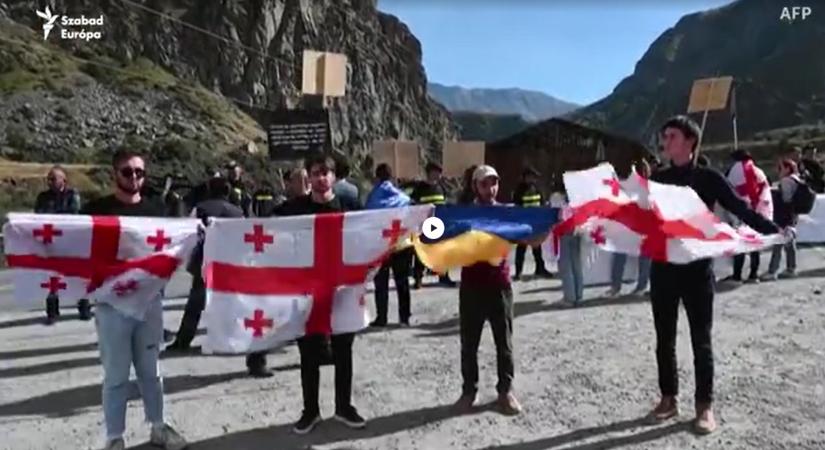 Több tucat georgiai ellenzéki tüntetett a kazbeki határátkelőnél az orosz migráció ellen