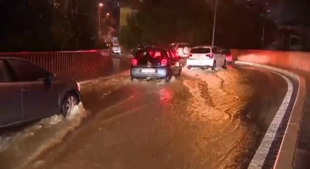Egy ember meghalt és többen megsérültek a horvátországi Rijekát elöntő súlyos árvízben