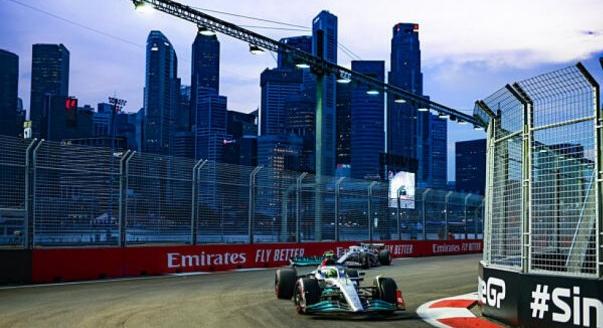 „Őrületesen pattog” Hamilton szerint, mégis elöl a Mercedes