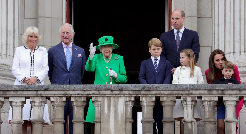 Kiderült, mi lesz a sorsa II. Erzsébet királynő ruháinak és ékszereinek