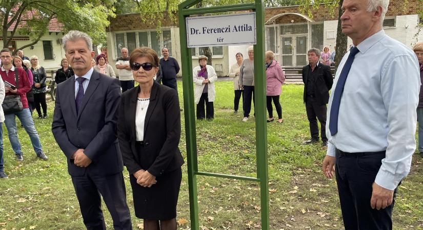 Felavatták a Dr. Ferenczi Attila teret Békéscsabán