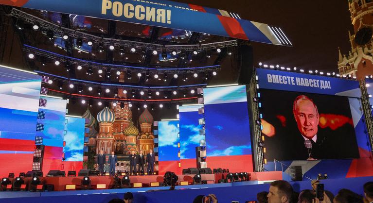 Kivezényelt közönség előtt ünnepeltette az orosz hadsereget Putyin