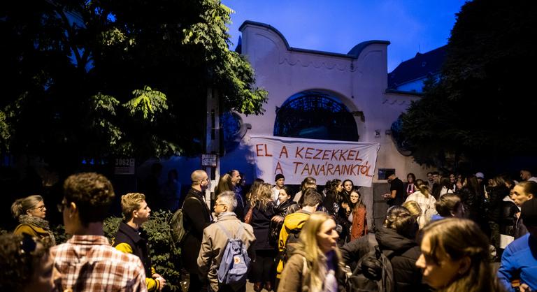 Diákok és szülők tüntetnek a Kölcsey elbocsátott tanáraiért a gimnázium előtt