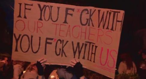 Gyertyagyújtással vállalnak szolidaritást a Kölcsey diákjai a kirúgott tanáraikkal
