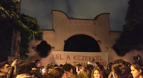 Kétszázan tüntetnek a Kölcsey Ferenc Gimnázium kirúgott tanárai mellett