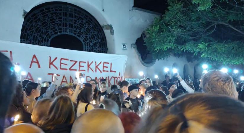 „El a kezekkel a tanárainktól!” –Fellázadtak a diákok: tüntetnek a Kölcsey Ferenc Gimnázium előtt – videó