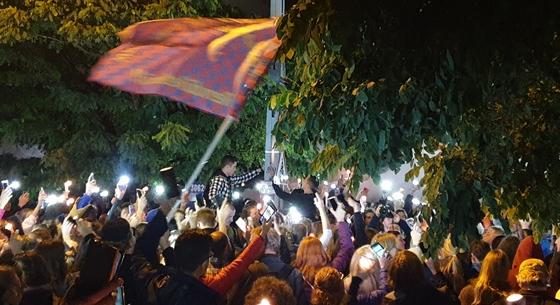 Több mint kétszáz diák tüntet a Kölcsey Ferenc Gimnáziumnál a kirúgott tanárok miatt