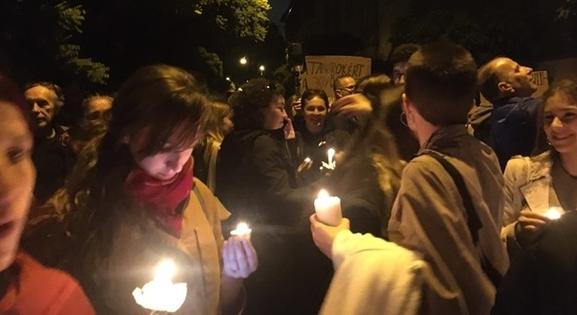 Mintegy kétszázan tüntetnek a Kölcsey Ferenc Gimnázium kirúgott tanárai mellett