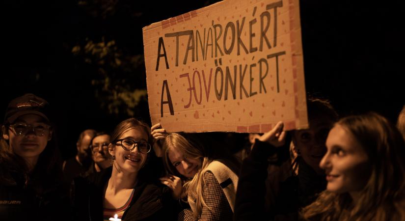 Százak tiltakoztak a Kölcsey Ferenc Gimnázium előtt a tanárok kirúgása miatt
