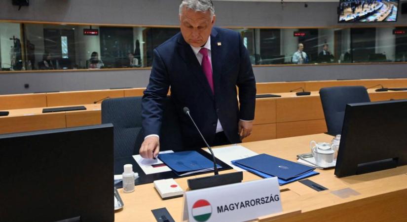 Miközben a magyar kormányfő itthon támadja az uniós szankciókat, Brüsszelben tegnap a büntetőintézkedések megerősítését sürgető nyilatkozatot írt alá