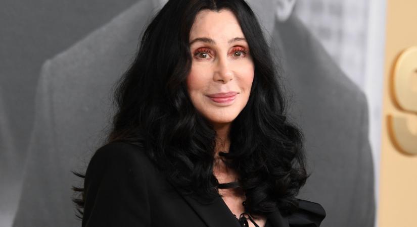 A 76 éves Cher csúcsformában van: menő testhezálló cuccban vonult végig több ezer ember előtt