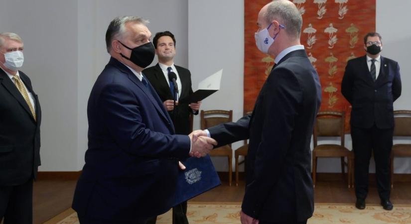 Orbán Viktor menesztette az Országos Kórházi Főigazgatóság informatikai főigazgató-helyettesét